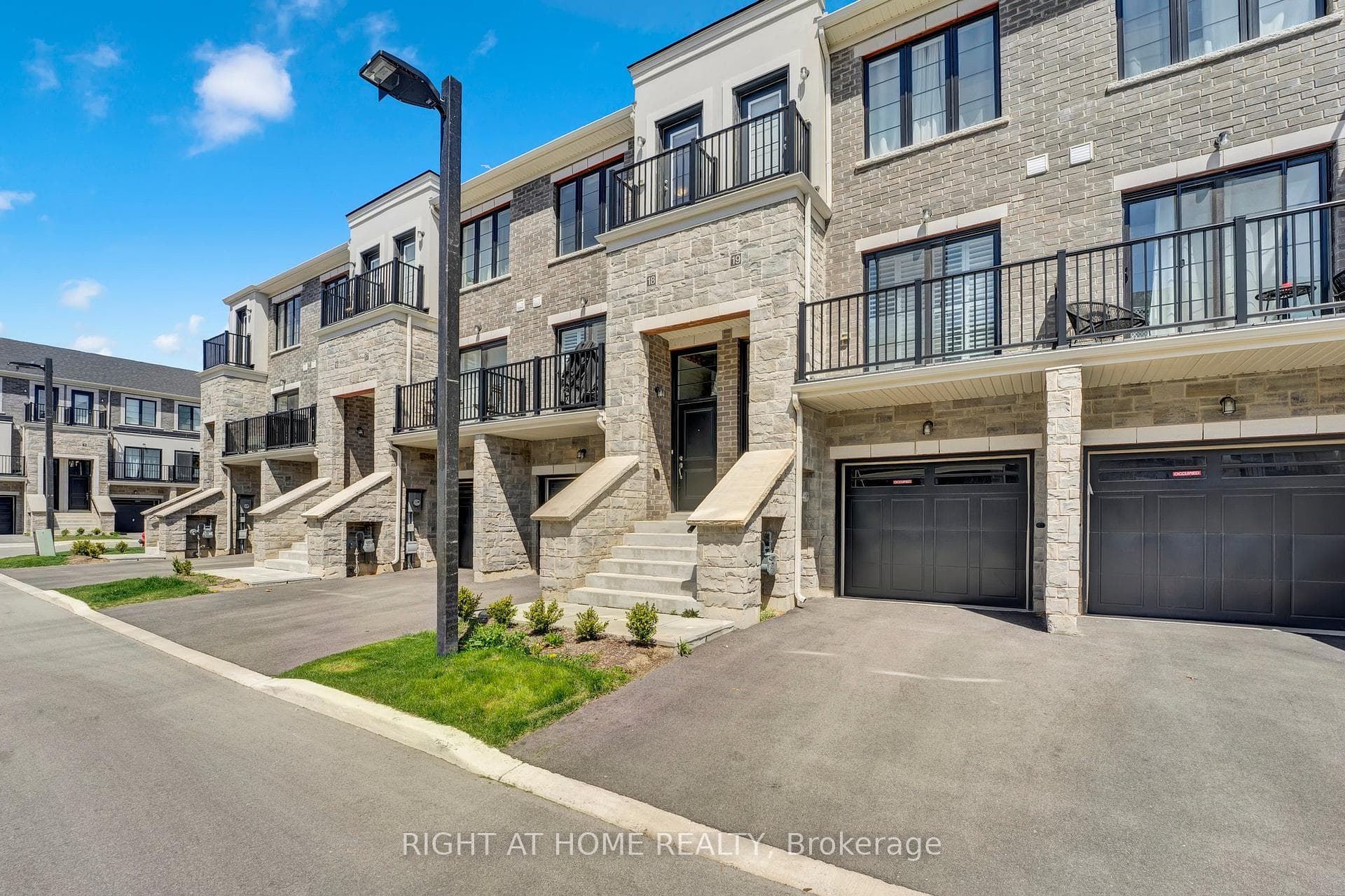 383 Dundas Street Unit 18 photo 4
