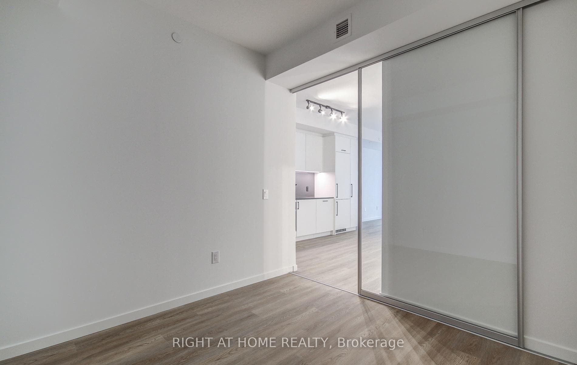 689 The Queensway N/A Unit 304 photo 10