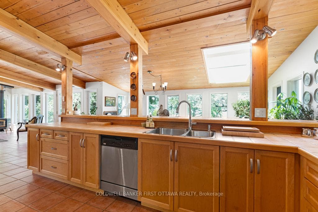 Open sightlines to familyrm, livingrm & diningrm