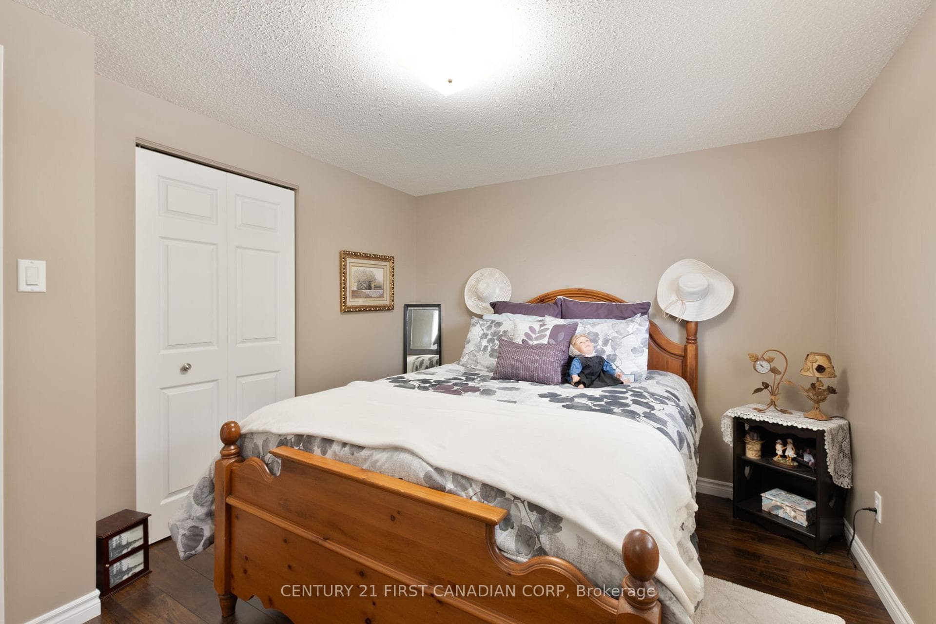 340 Canterbury Place photo 30