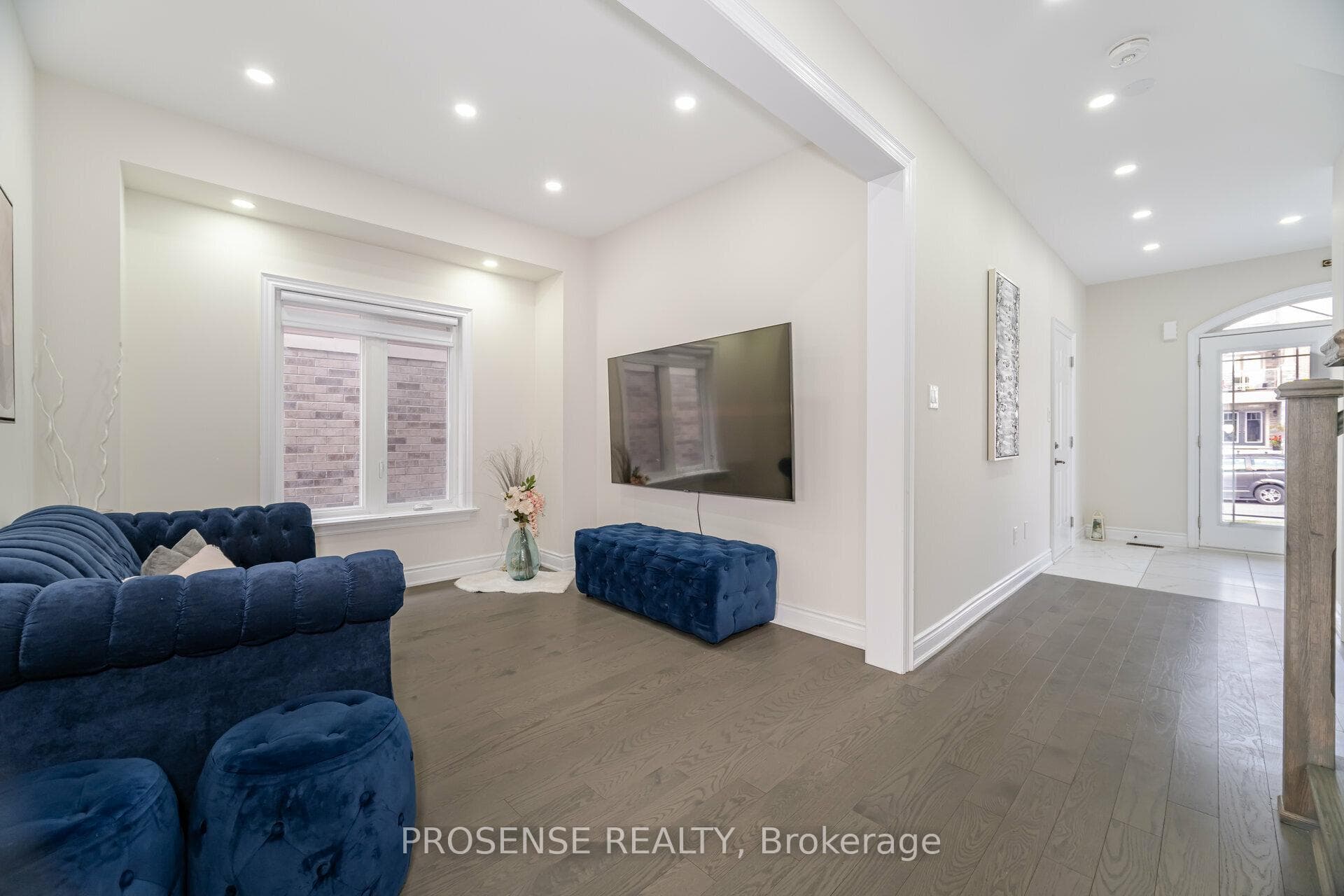 55 Janes Crescent photo 10