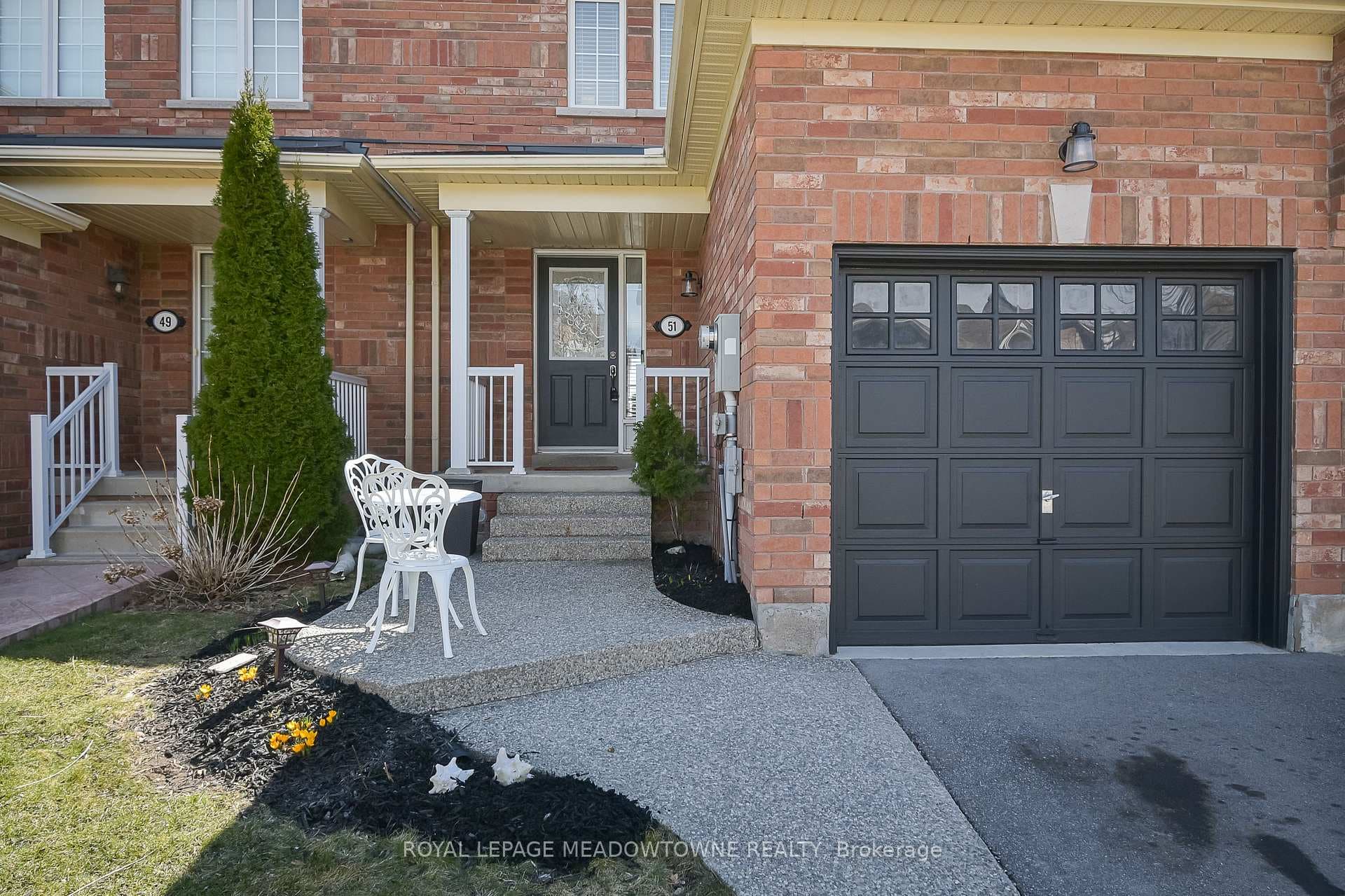 51 Mowat Crescent photo 3