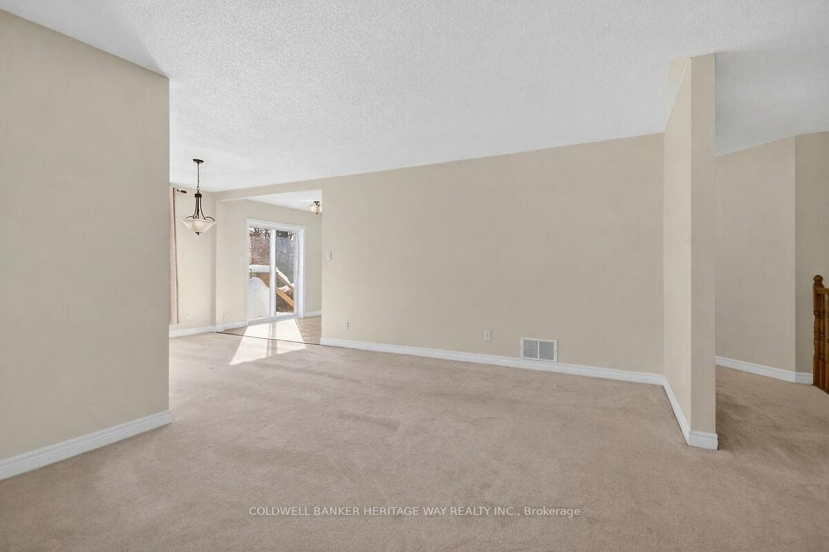492 Joseph Street photo 10