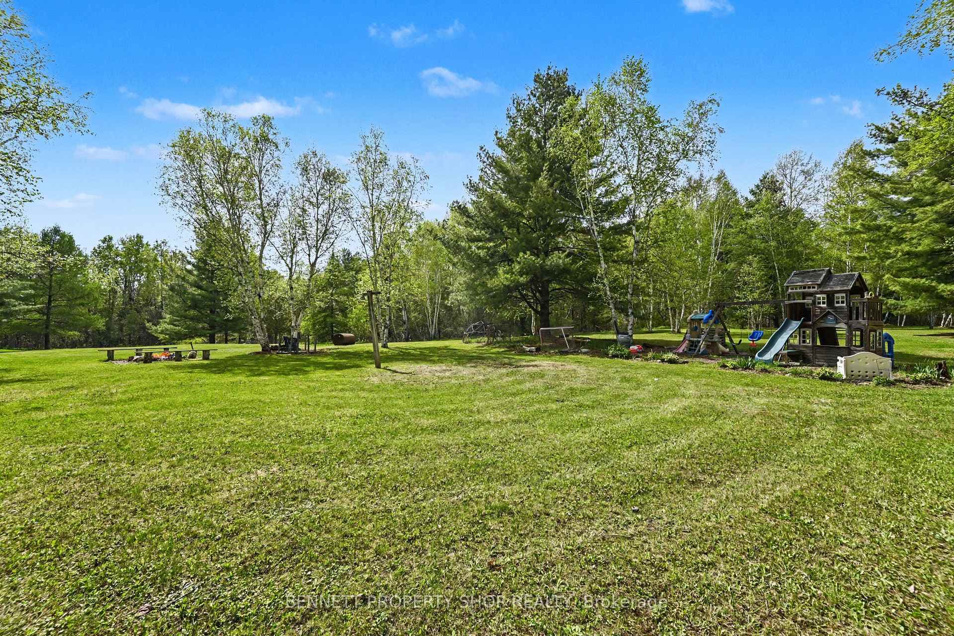 Huge yard w/ playground