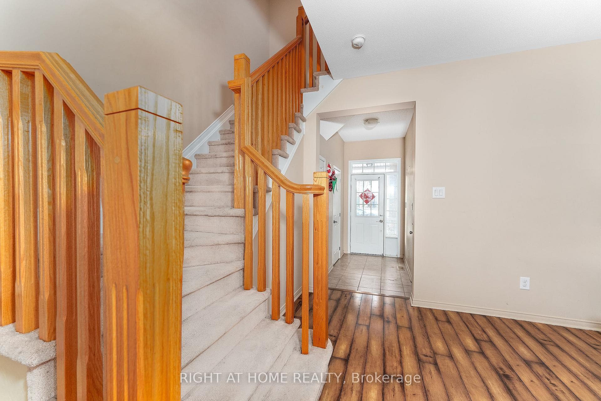 549 Ashbourne Crescent photo 7