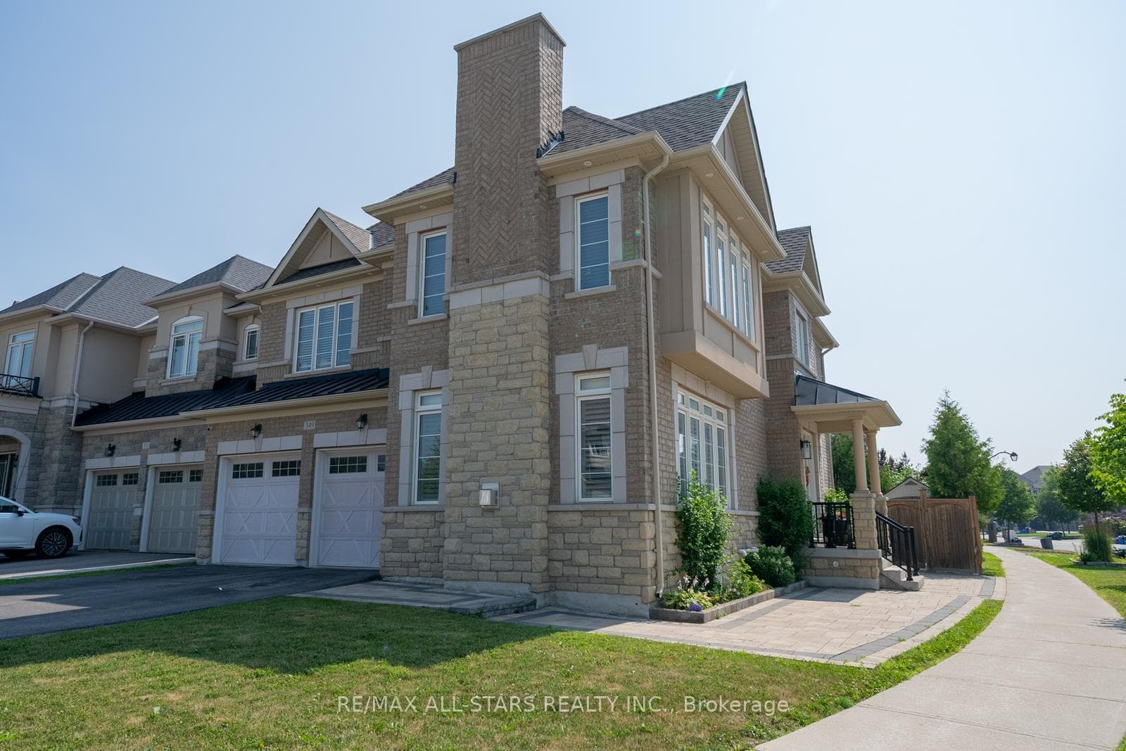 349 West Lawn Crescent photo 2