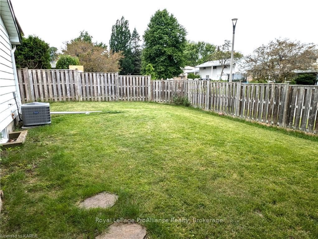 721 HOLGATE Crescent photo 38