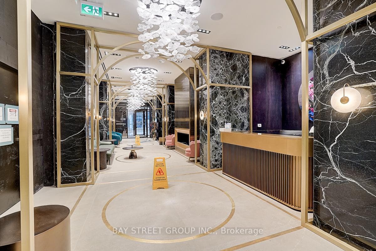 771 Yonge Street Unit 809 photo 4