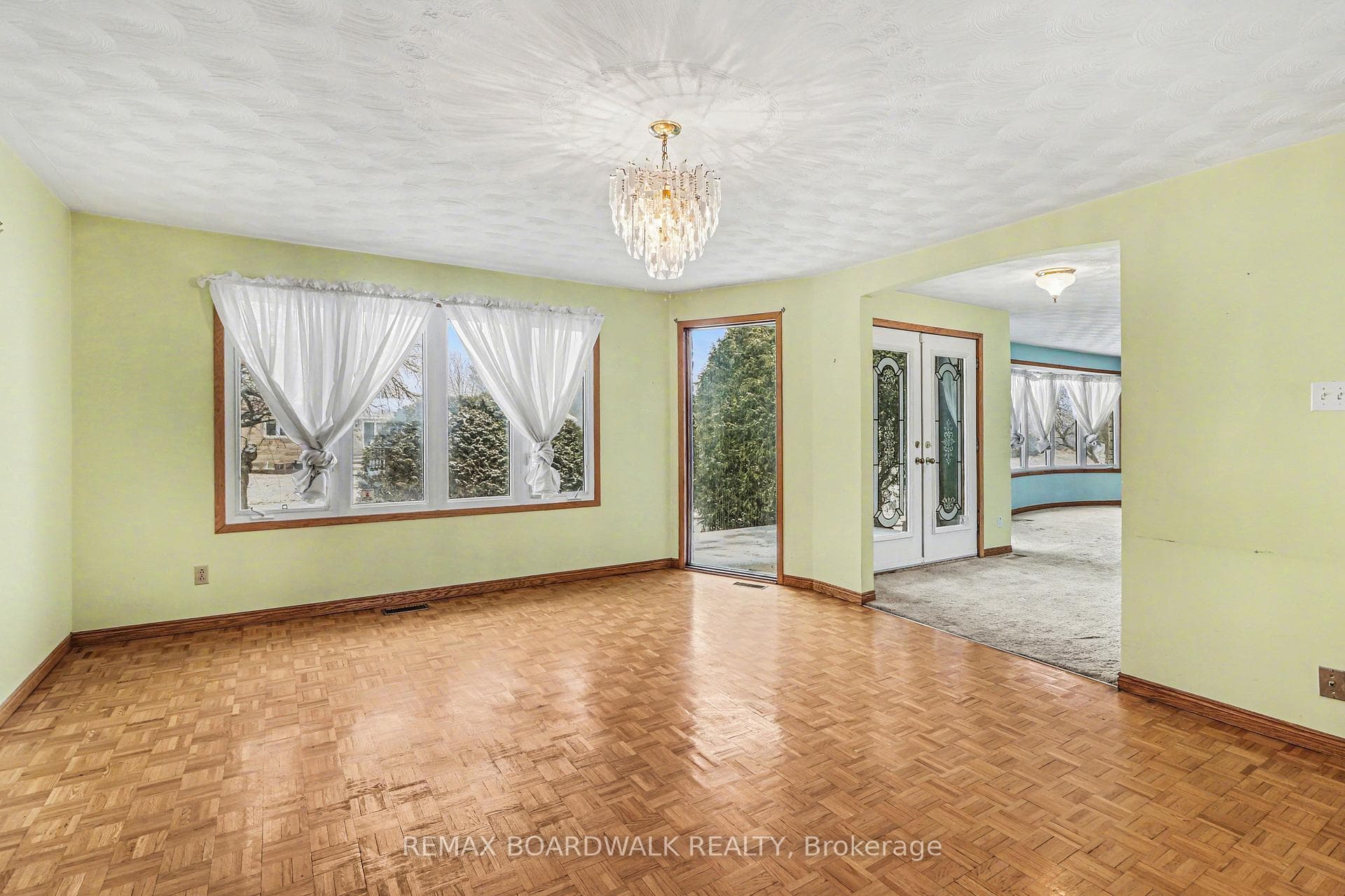 687 Duhamel Street photo 7