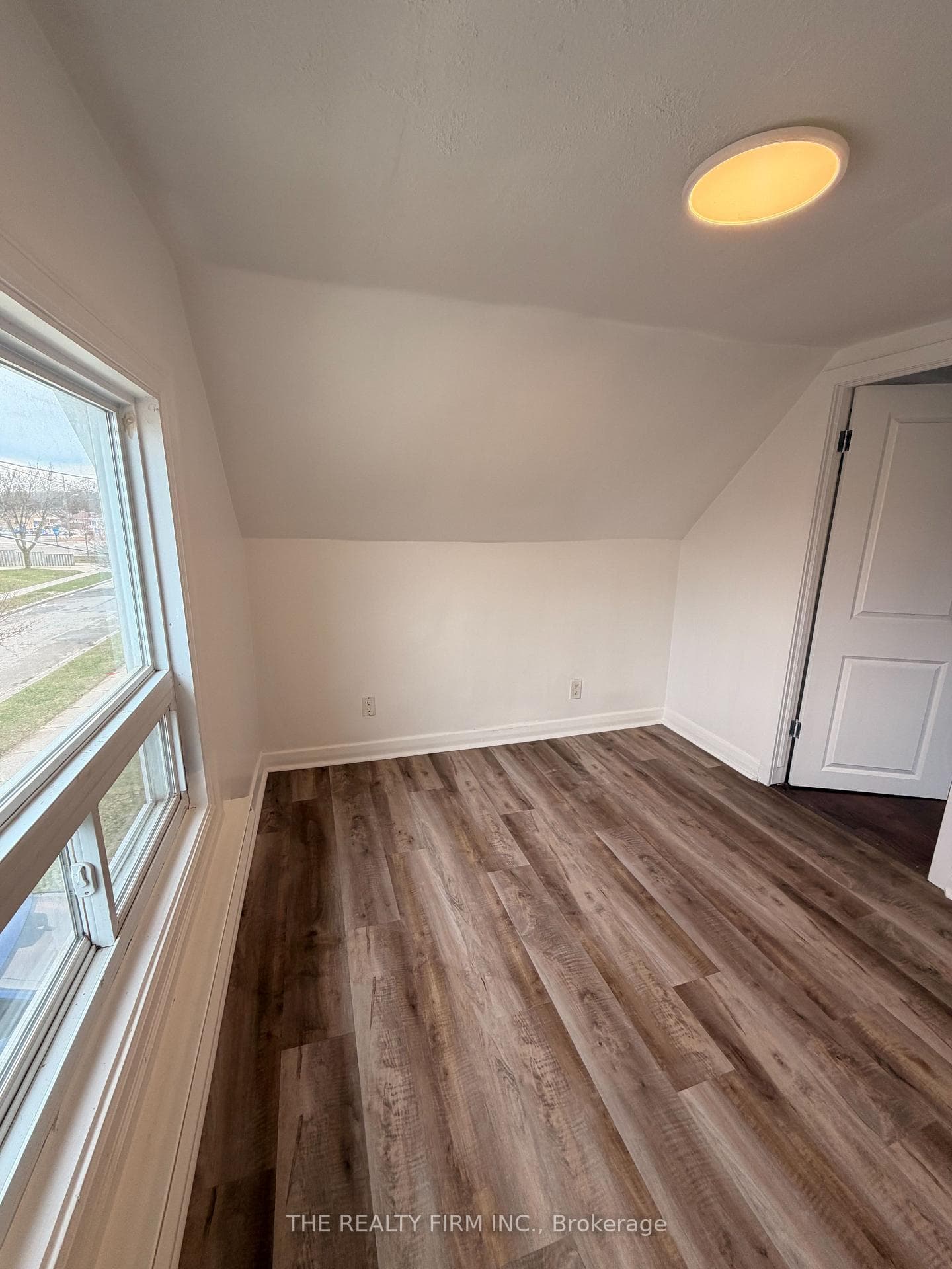 25 Glenwood Avenue Unit Upper photo 3