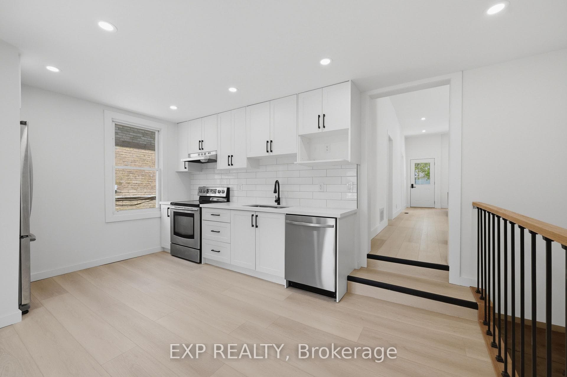 571 Elizabeth Street photo 9