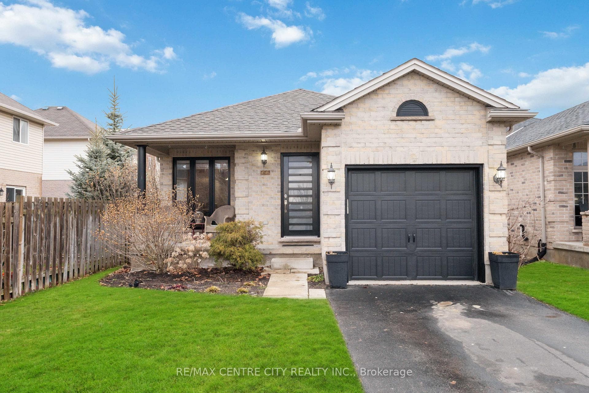 956 Bitterbush Crescent photo 2