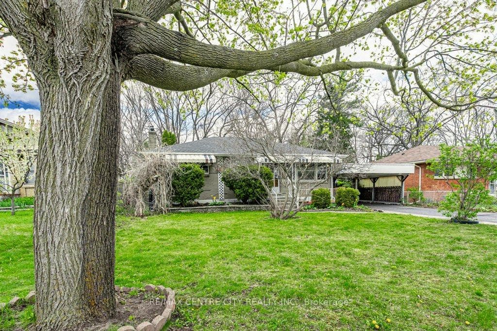 77 Queenston Crescent photo 2