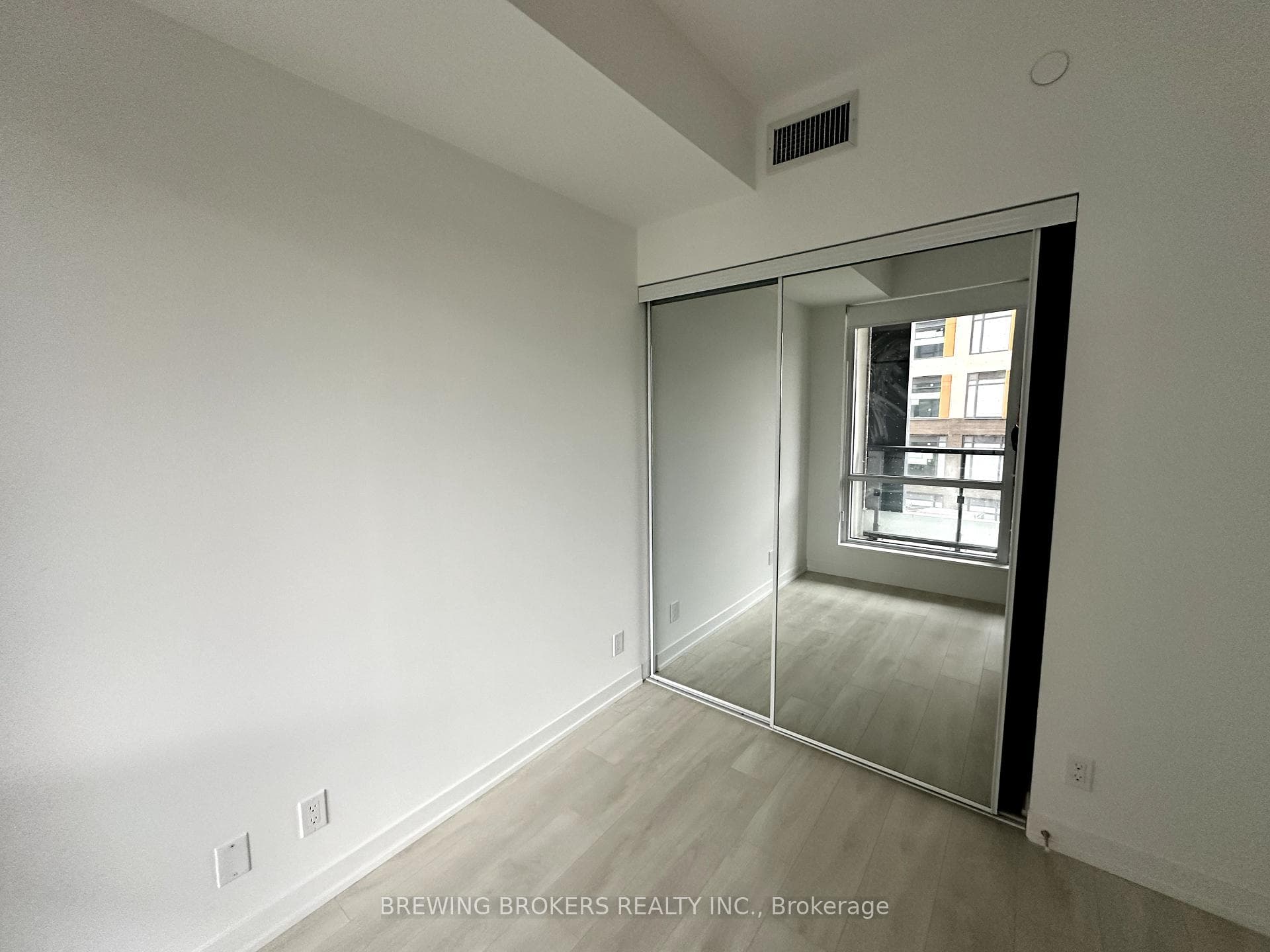 7950 BATHURST Street Unit 301 photo 11
