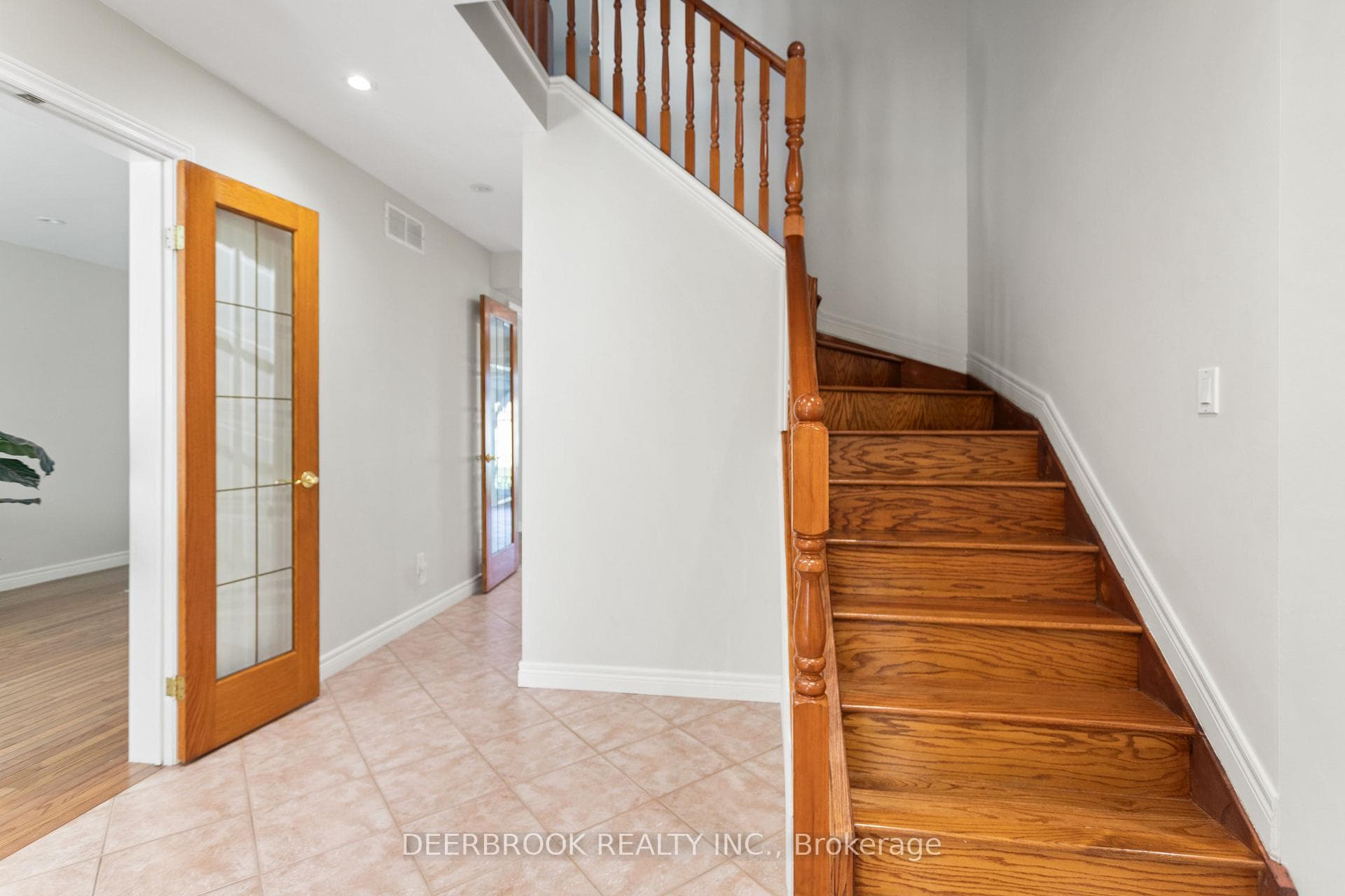 1054 TREVERTON Crescent photo 26