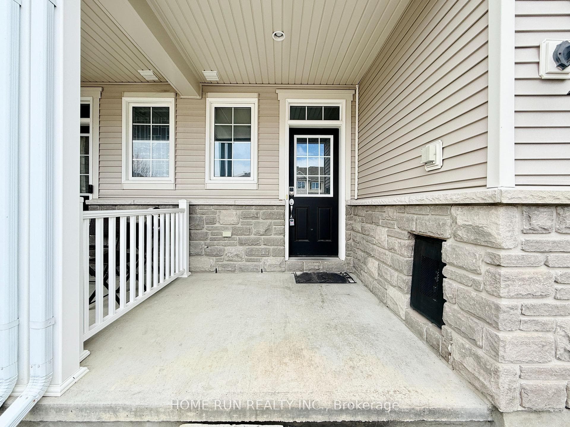 183 Laramie Crescent photo 2