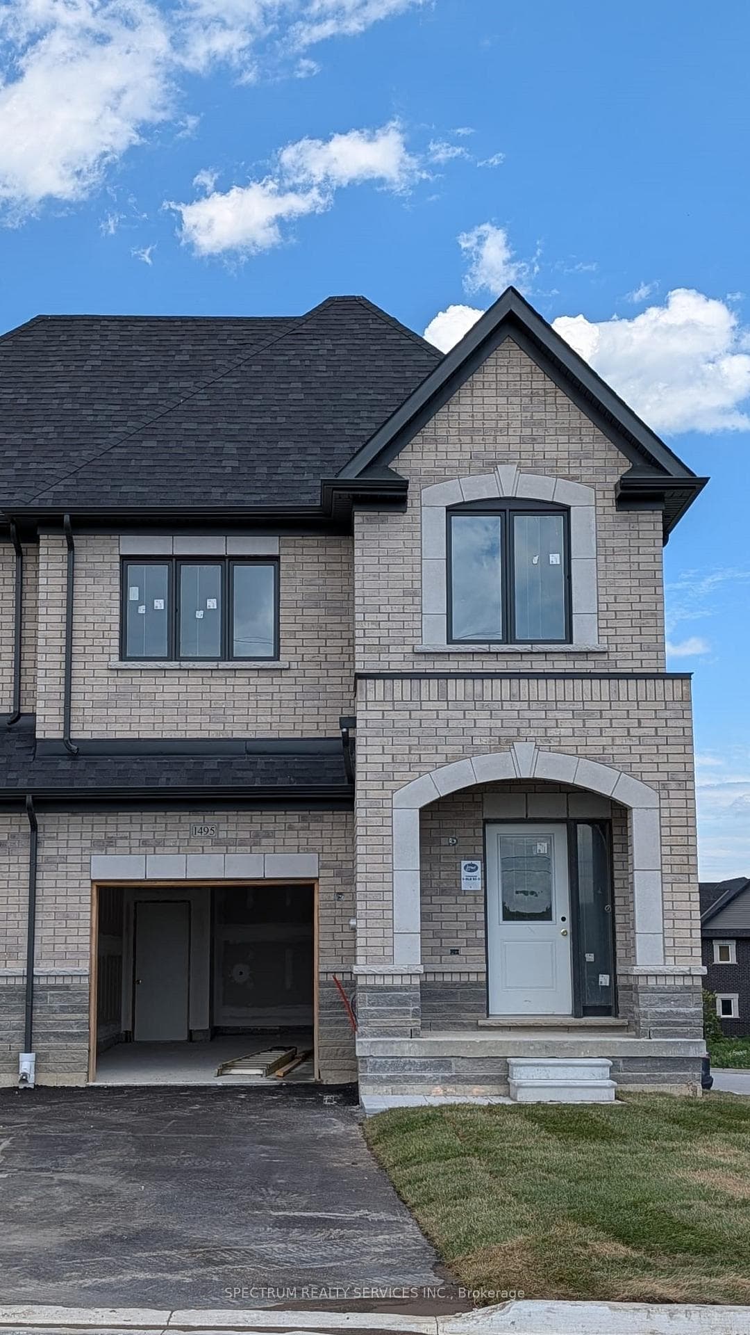 1495 Stovell Crescent photo 1