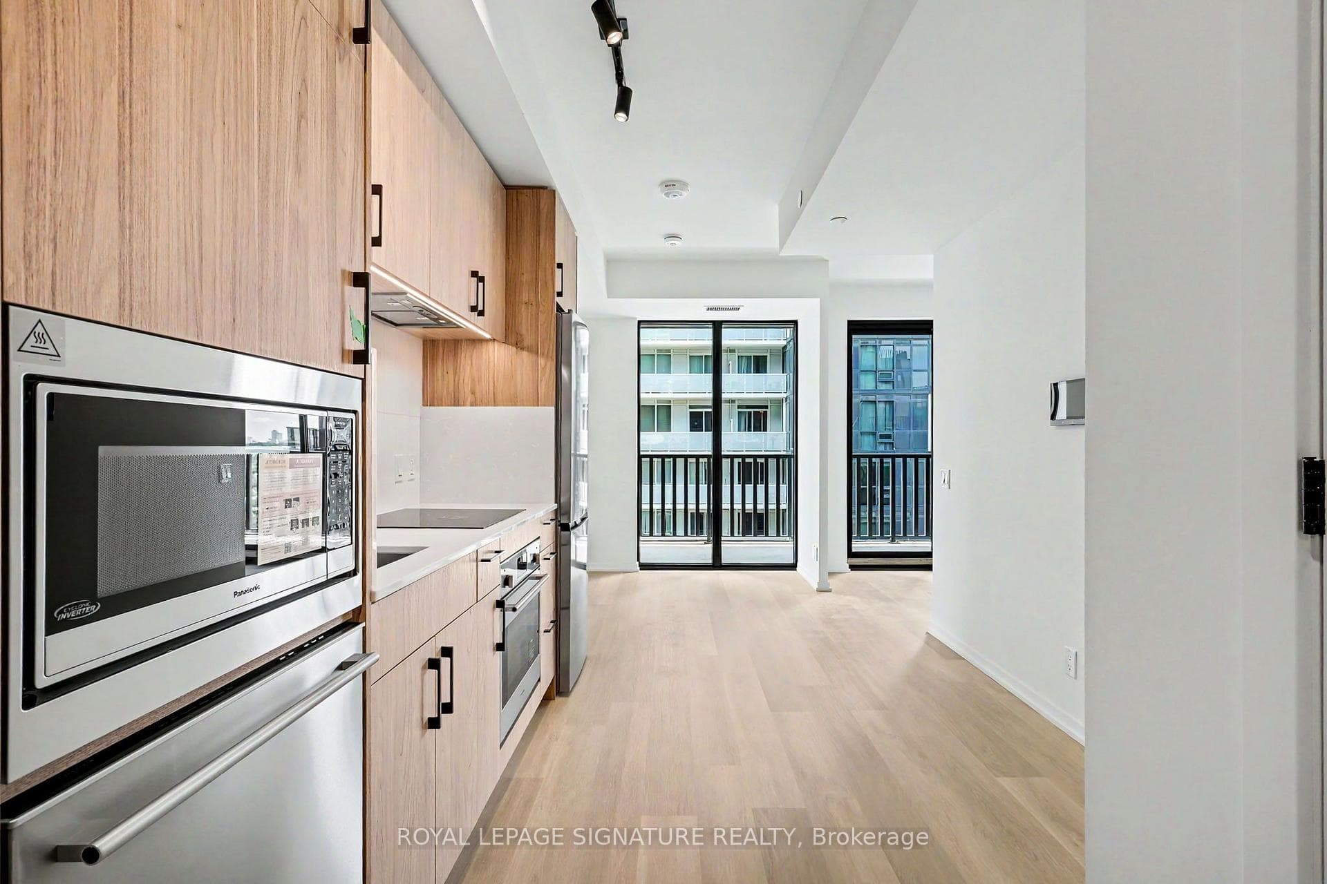 109 Erskine Avenue Unit 1610 photo 4