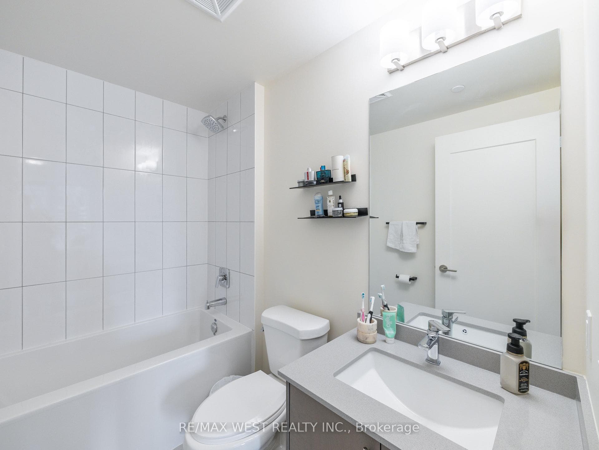 9000 Jane Street Unit 411 photo 14