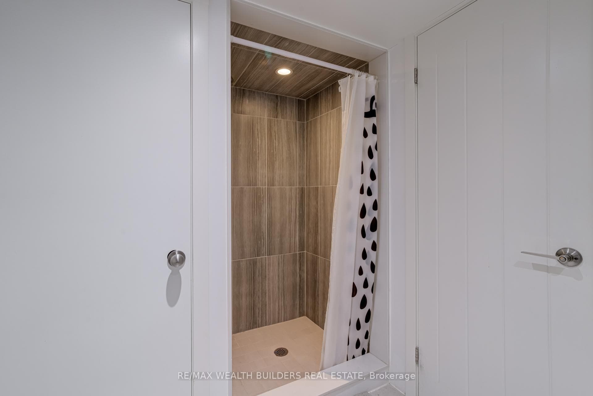 172 indian road Crescent photo 10
