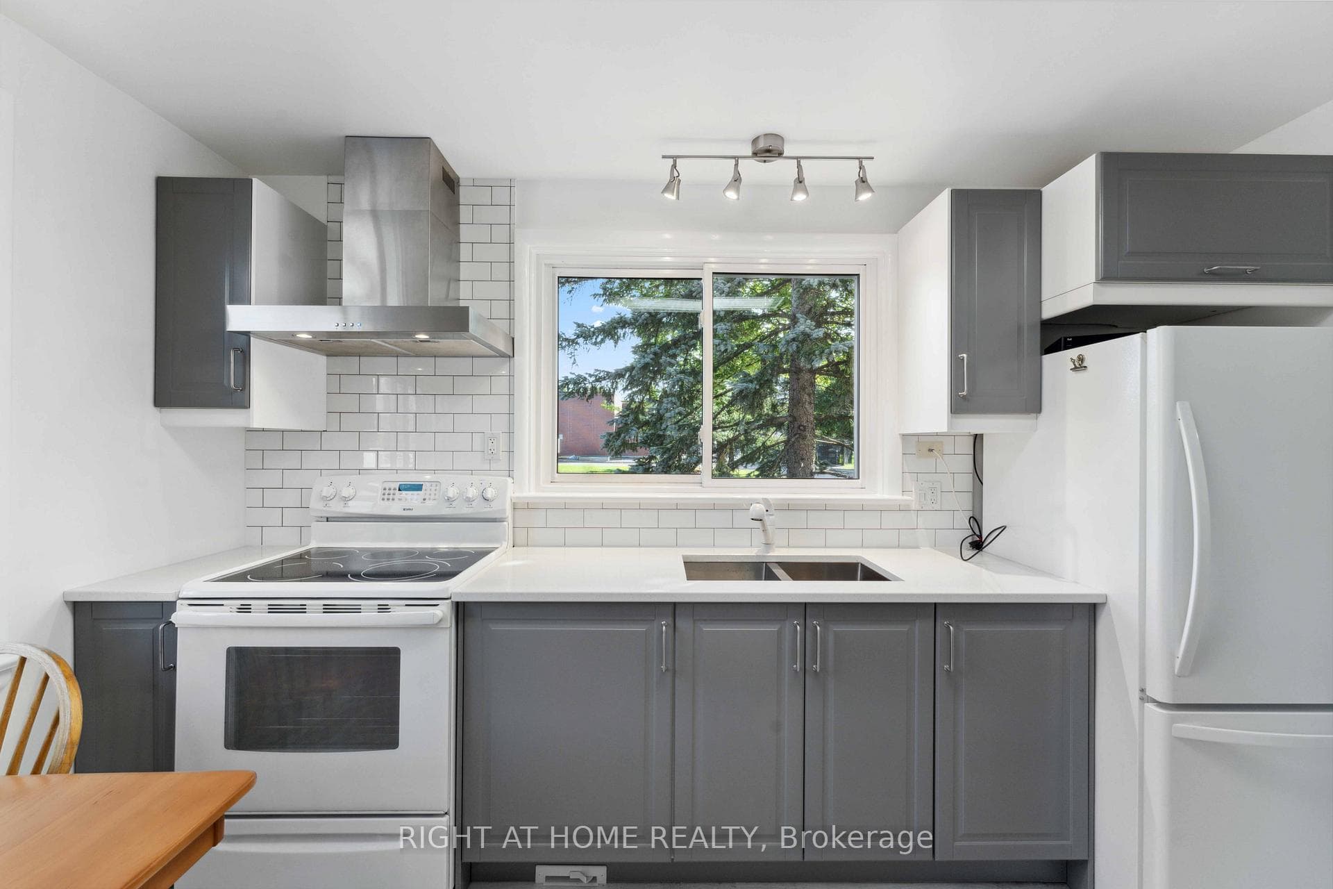 950 Woodroffe Avenue photo 9