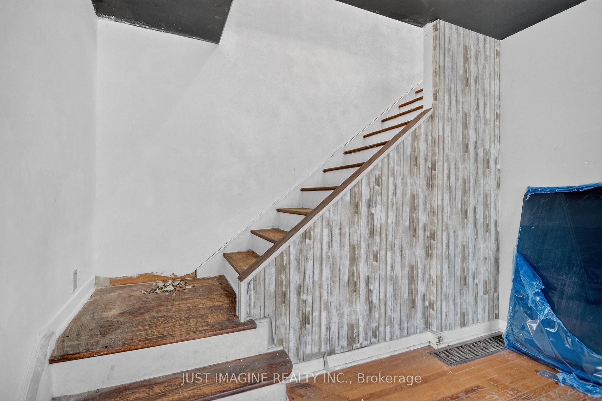 2654 Conn Street photo 9