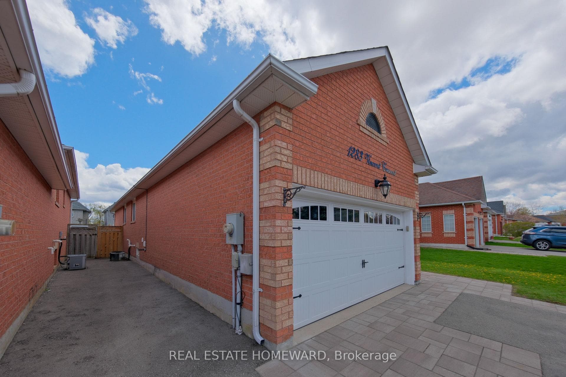 1283 Vincent Crescent photo 3