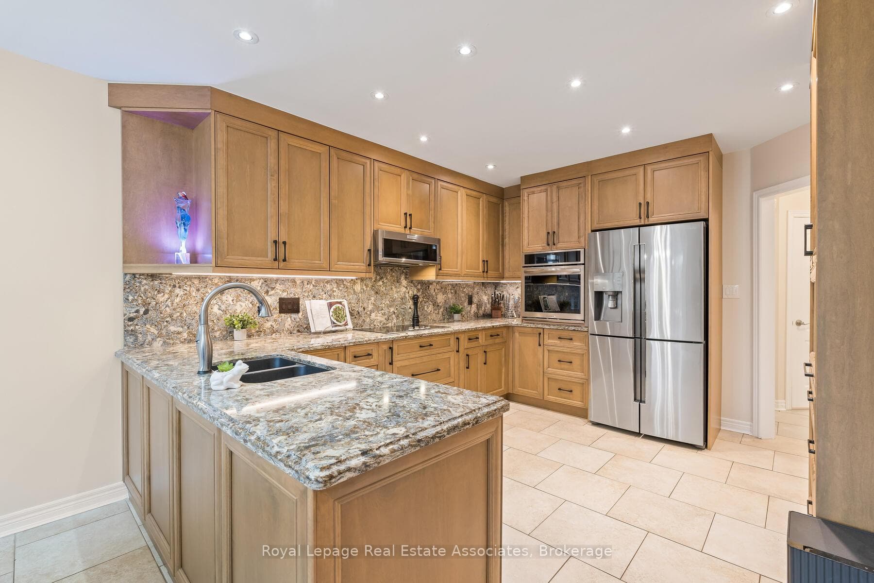 27 Royal Ridge Crescent photo 7