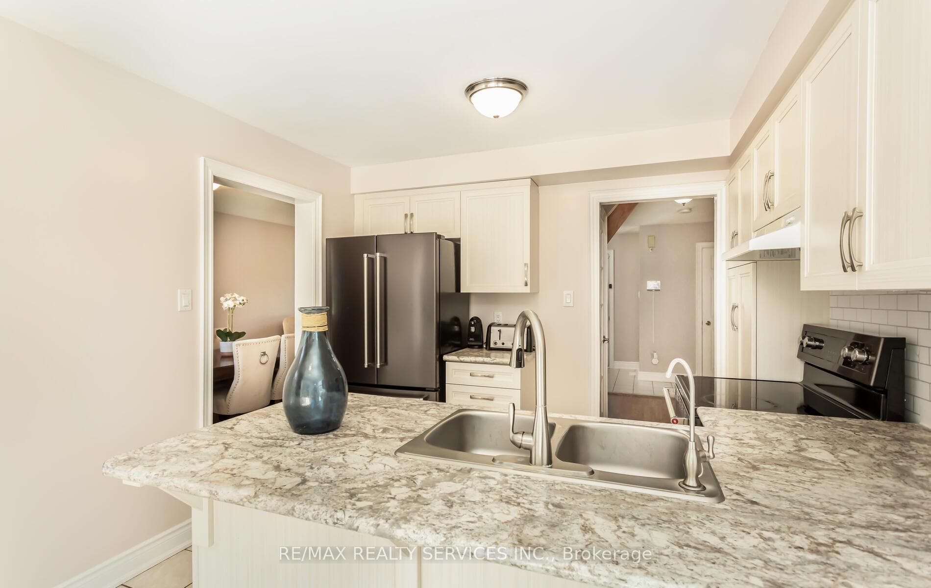 470 Burnett Avenue photo 13