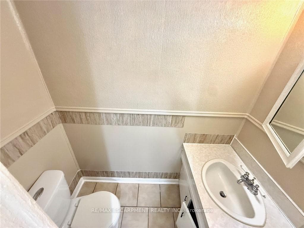 17 Lyons Avenue Unit 2 photo 5