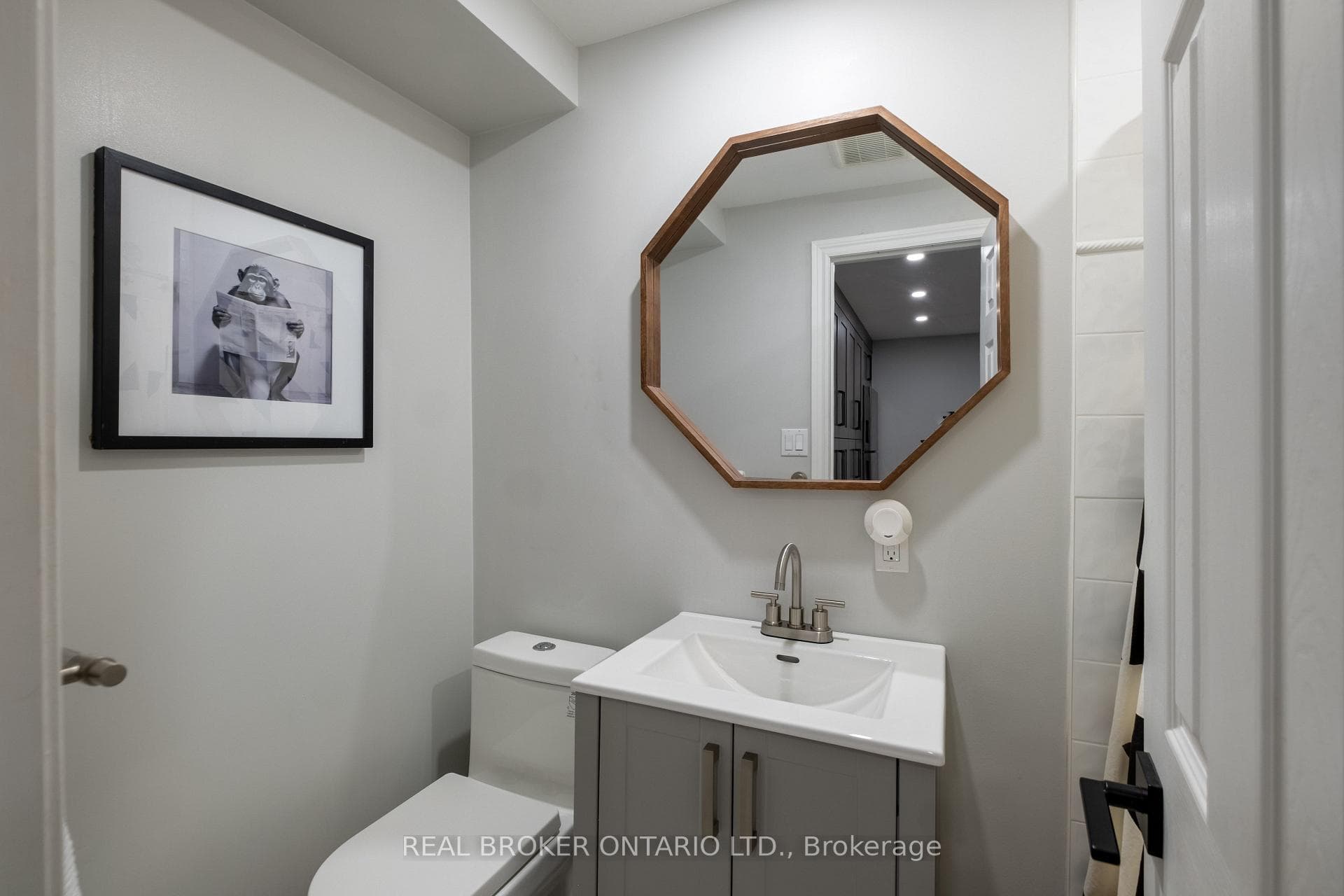 147 Thompson Avenue photo 35