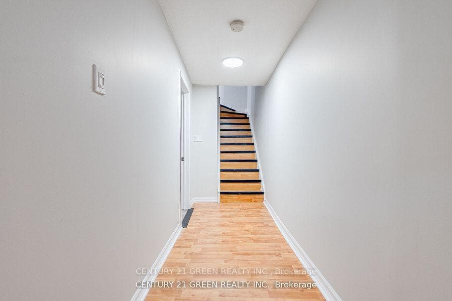 607 Willmott Crescent photo 31