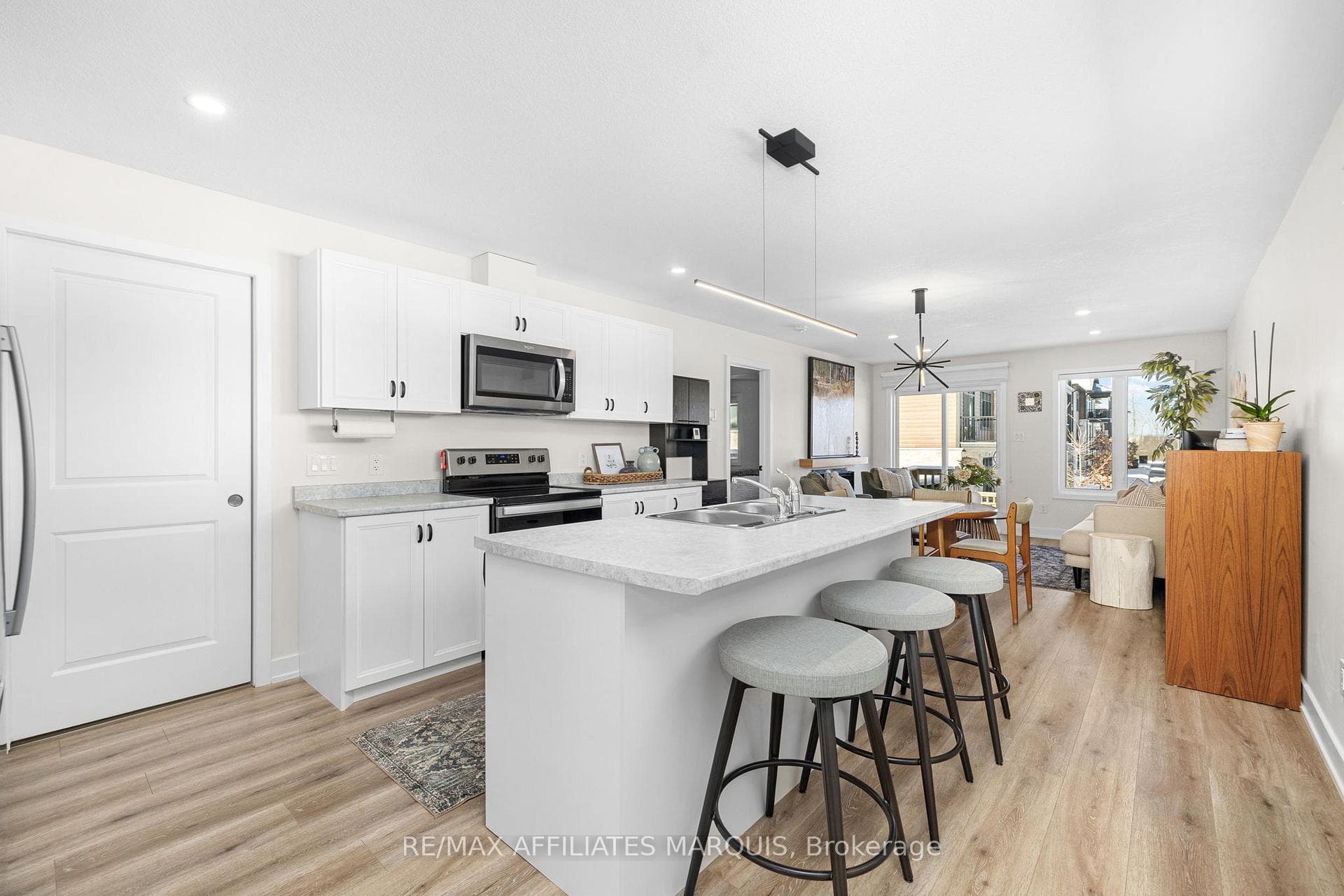 Tasteful kitchen with centre island