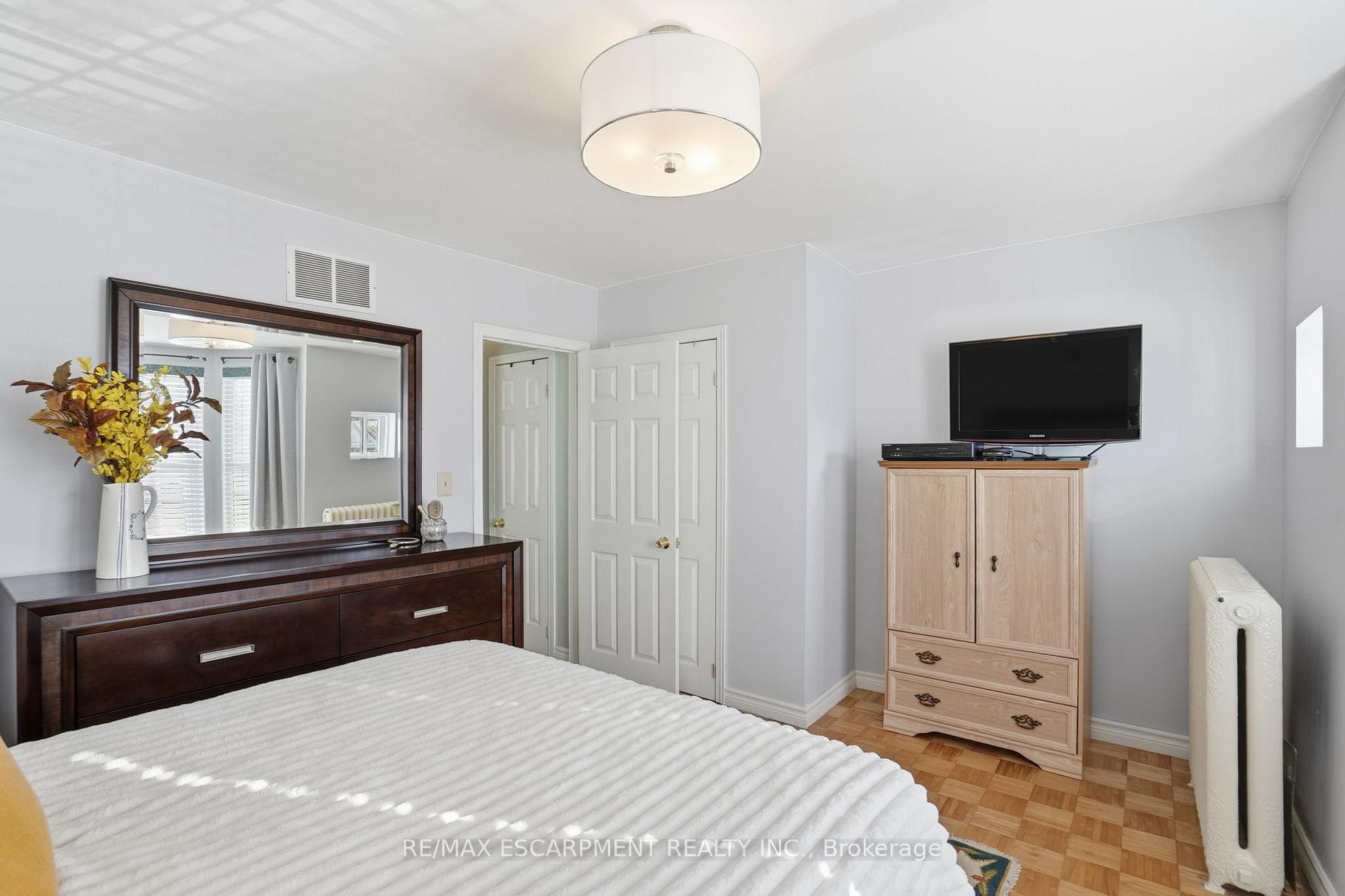 81 Simcoe Street photo 23
