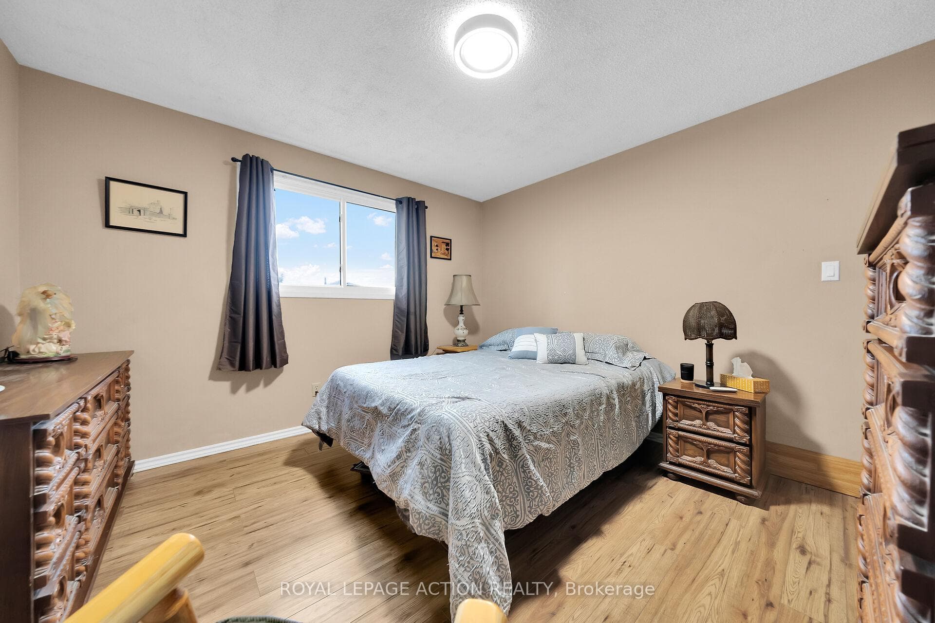8 Maple Crescent photo 17