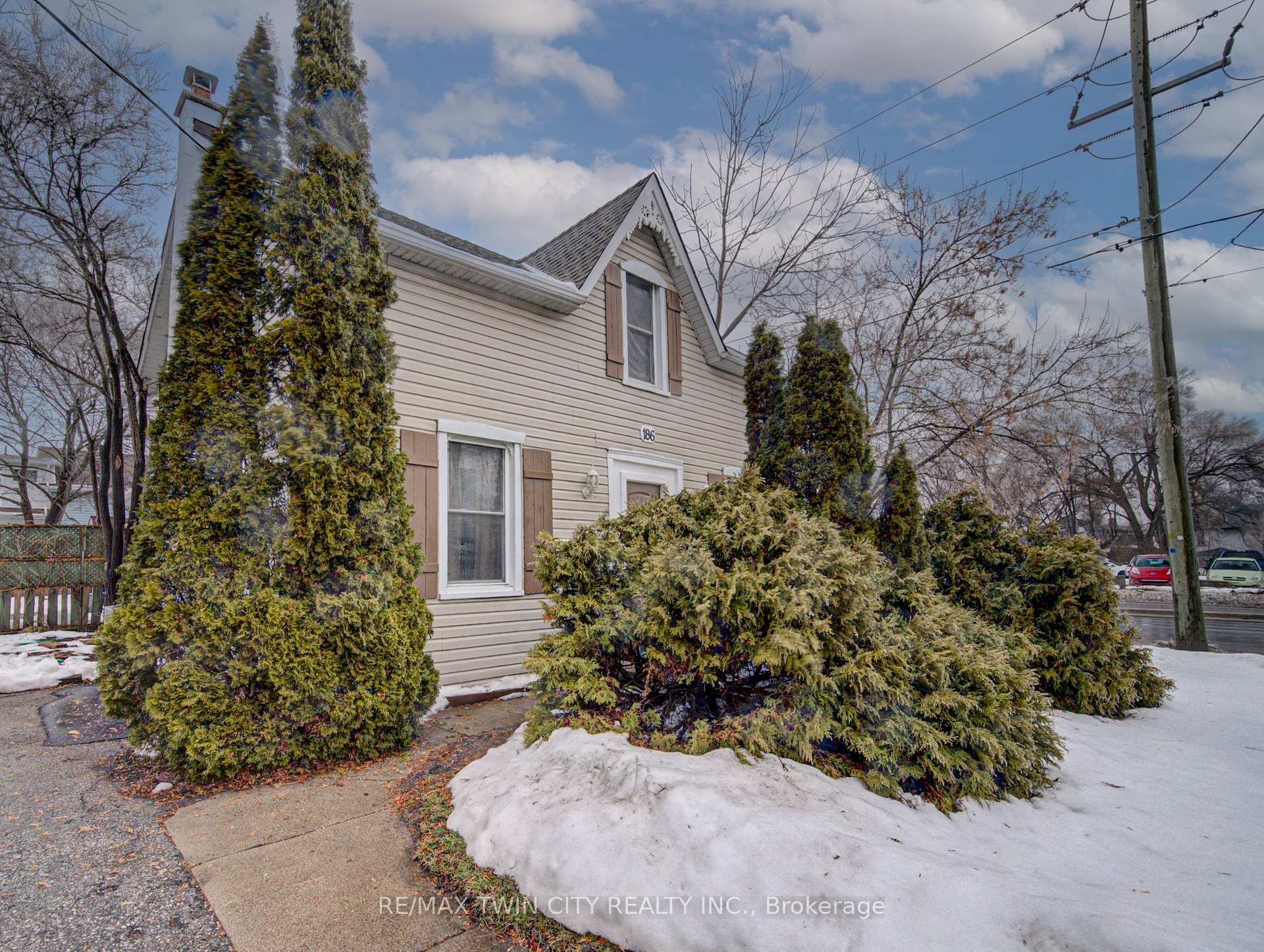 186 Wellington Street photo 1