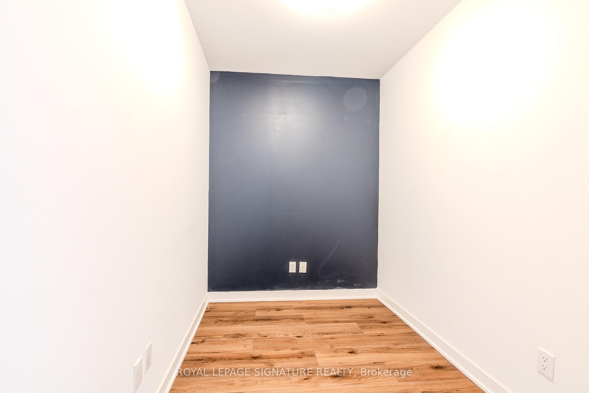 405 Dundas Street West Street Unit 723 photo 8