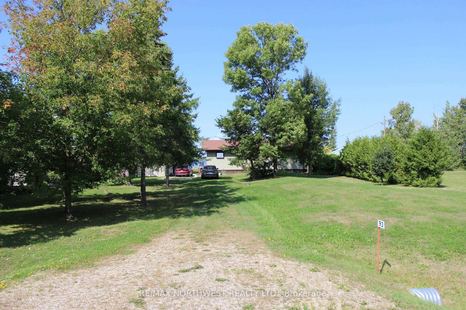 93 STINTZI DR E photo 42