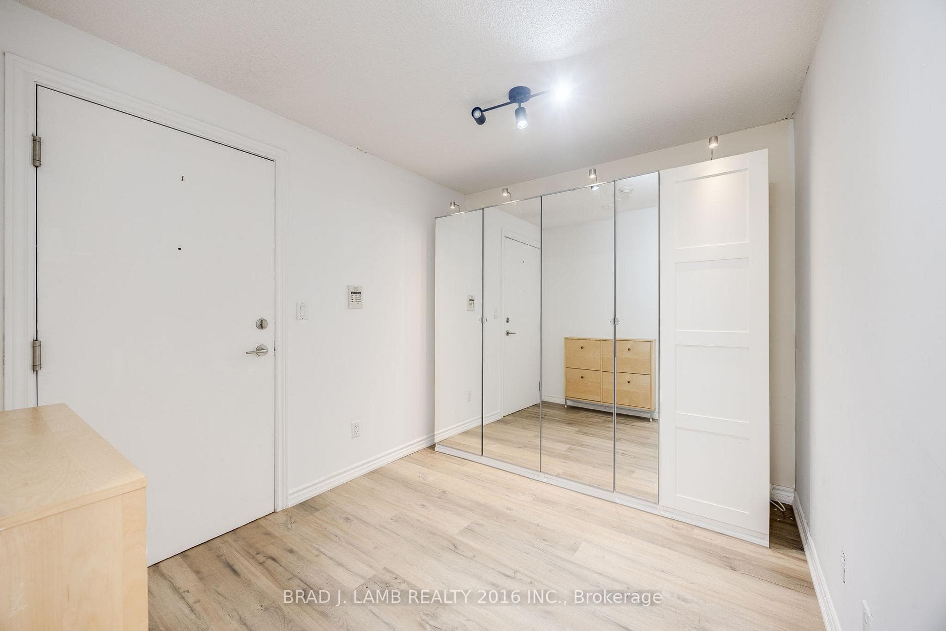 270 Wellington Street Unit 305 photo 7