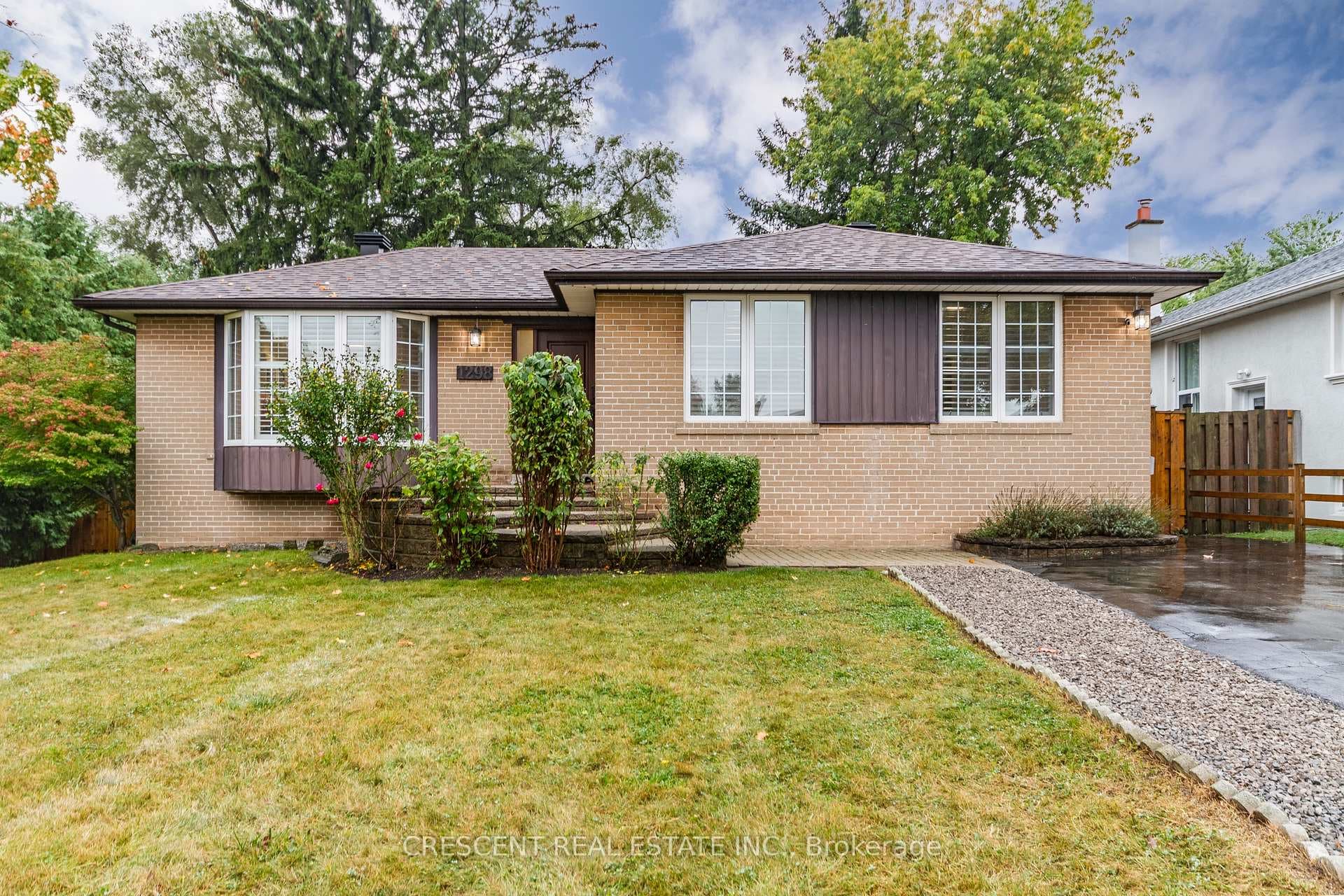 1298 Lewisham Drive photo 2