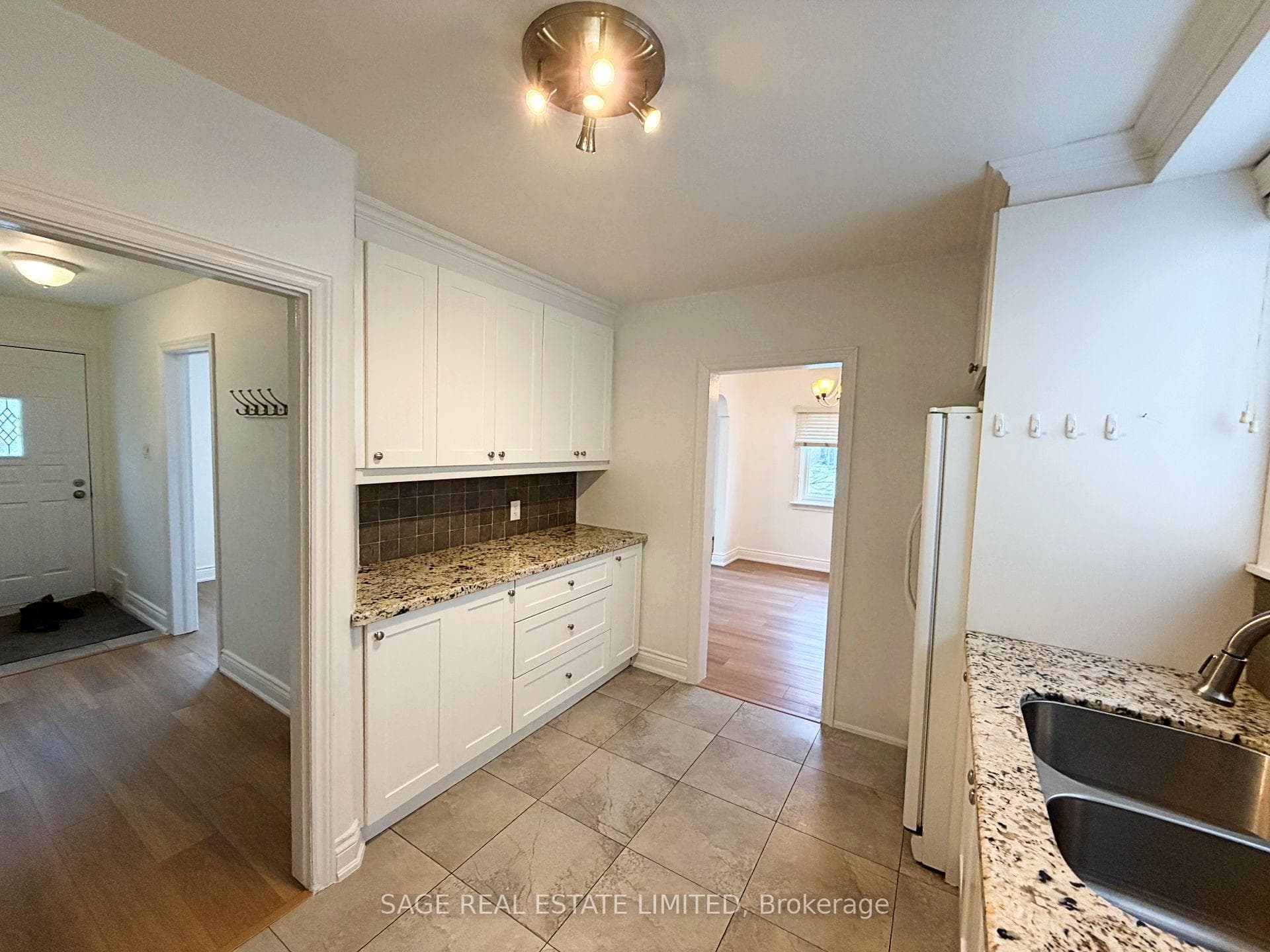 375 Lawrence Avenue photo 4