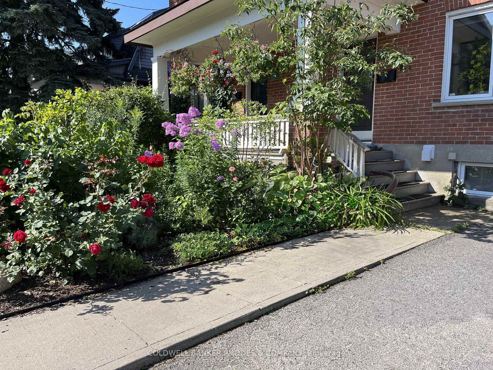 All gardens and pots have automatic sprinkler