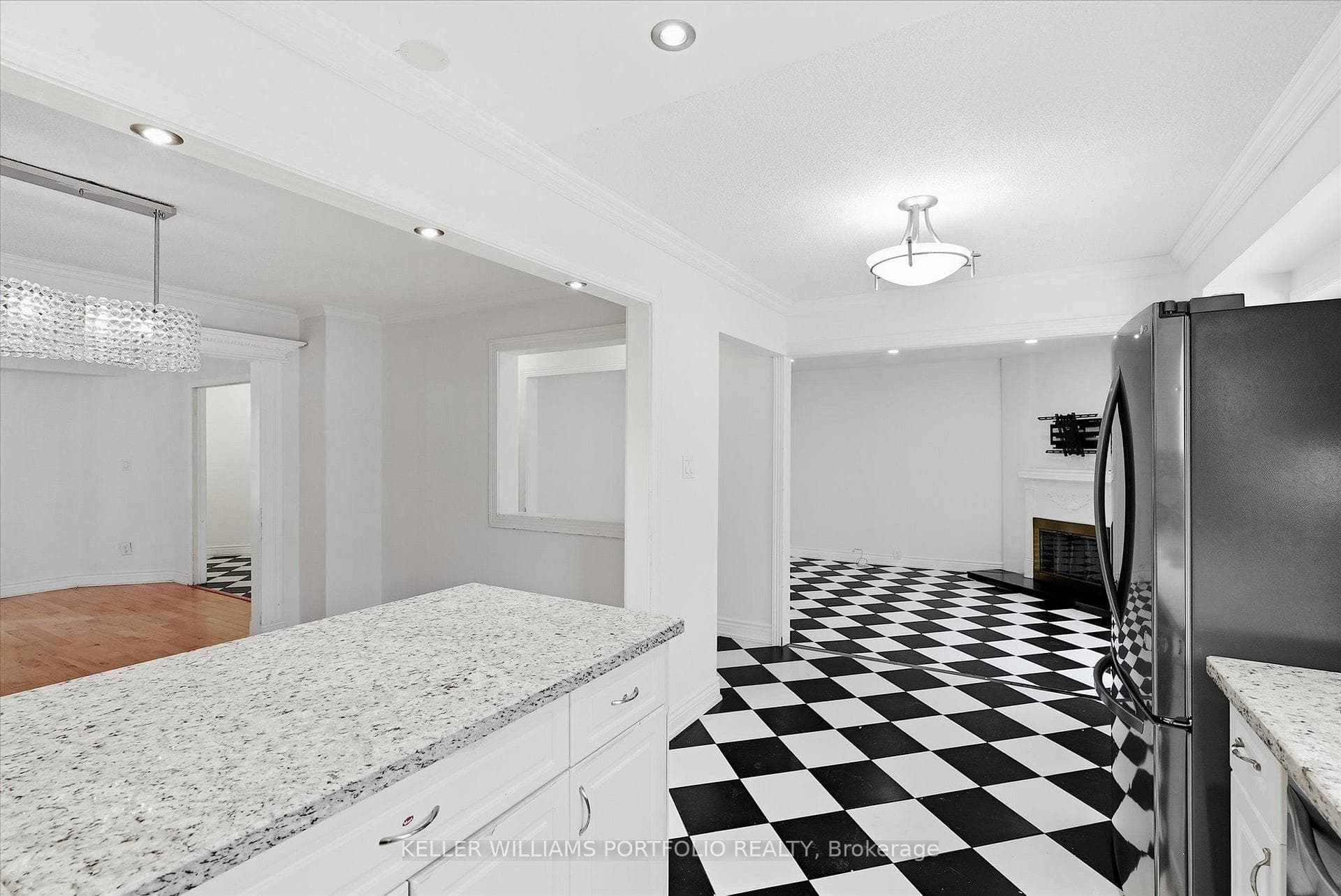 73 Jessica Gardens photo 13