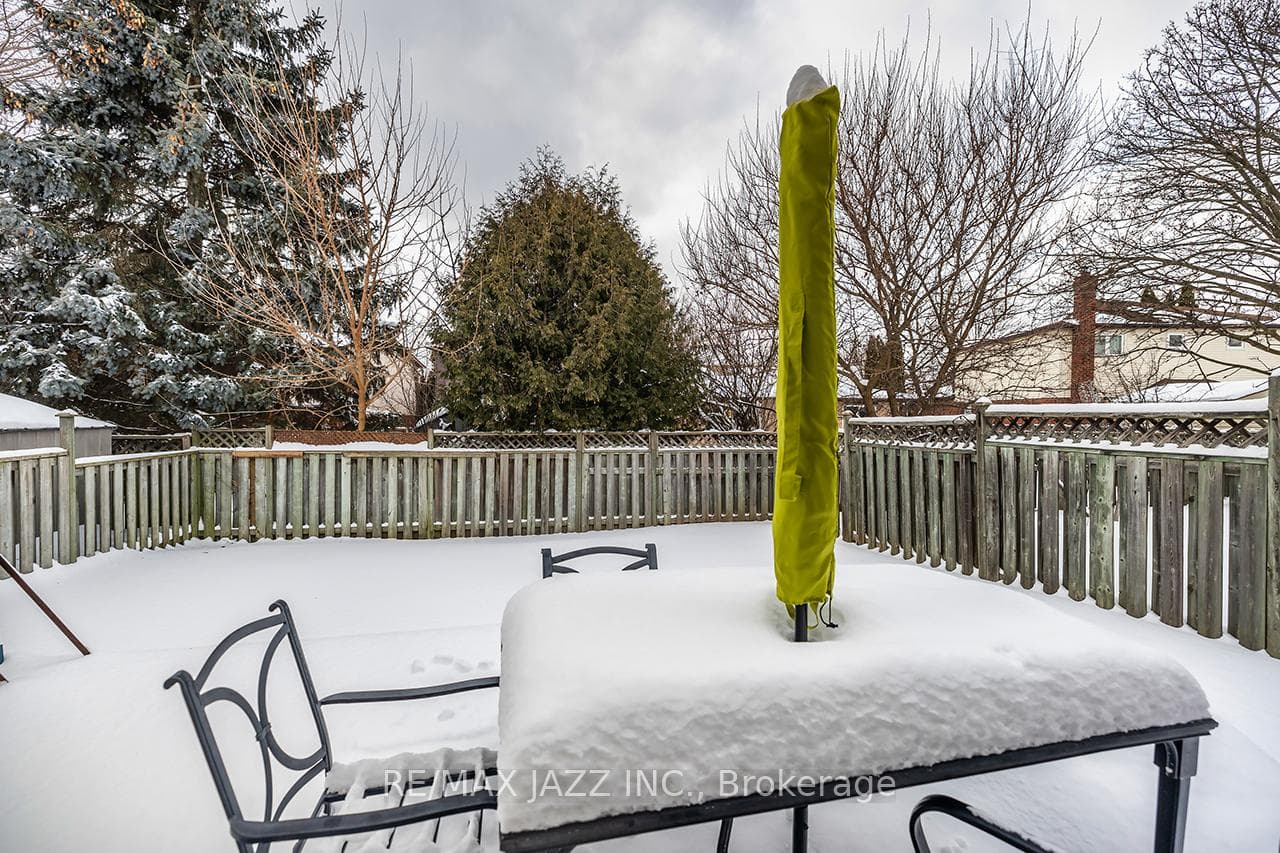 882 Attersley Drive photo 29