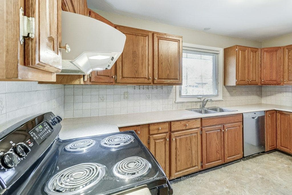 24 McMaster Avenue photo 16