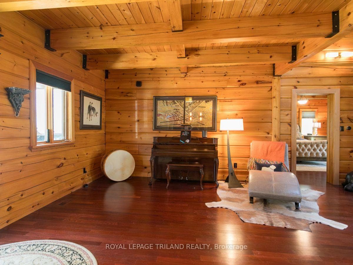 2056 Mockingbird Street photo 4