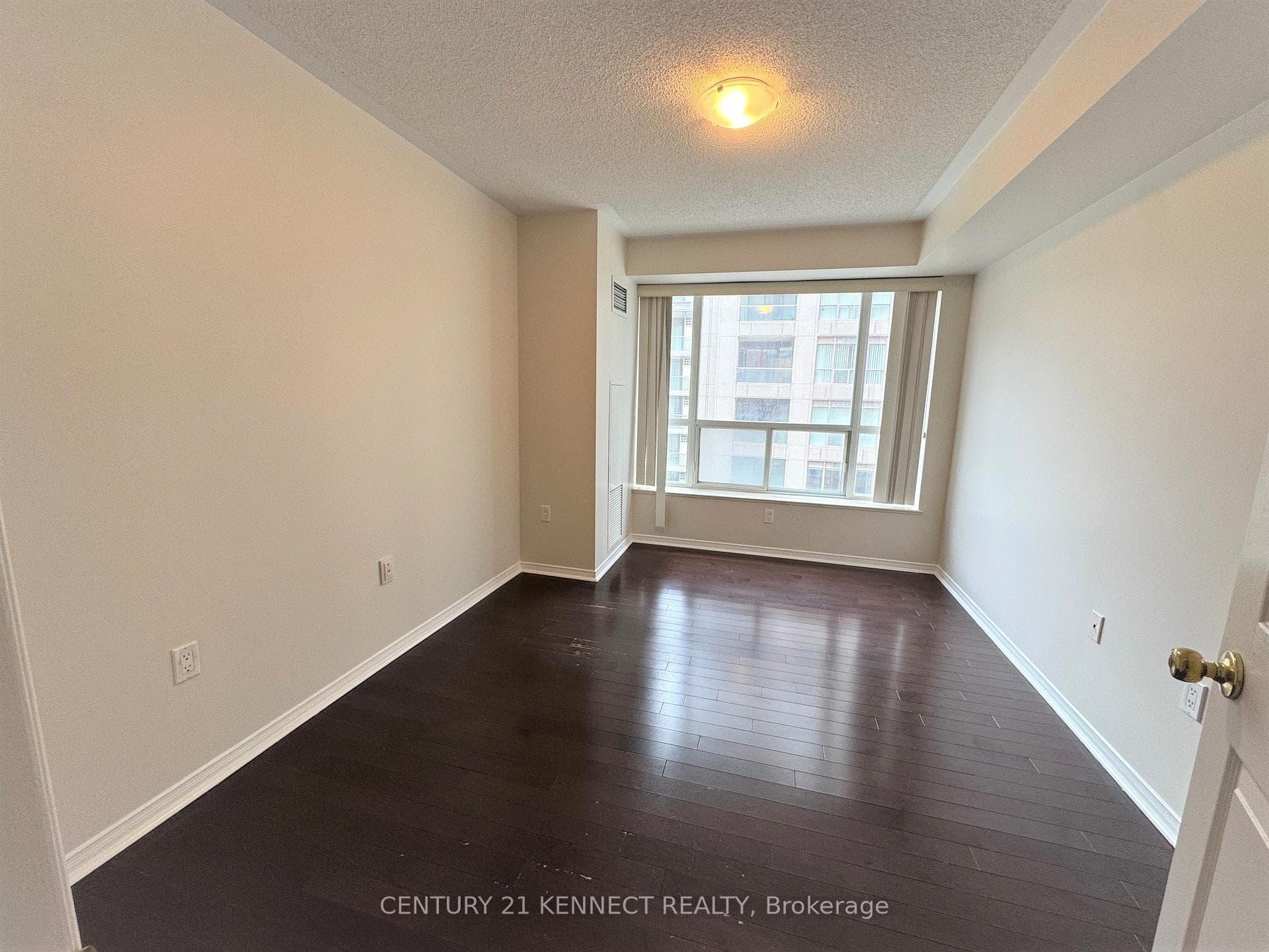 889 Bay Street Unit 606 photo 14