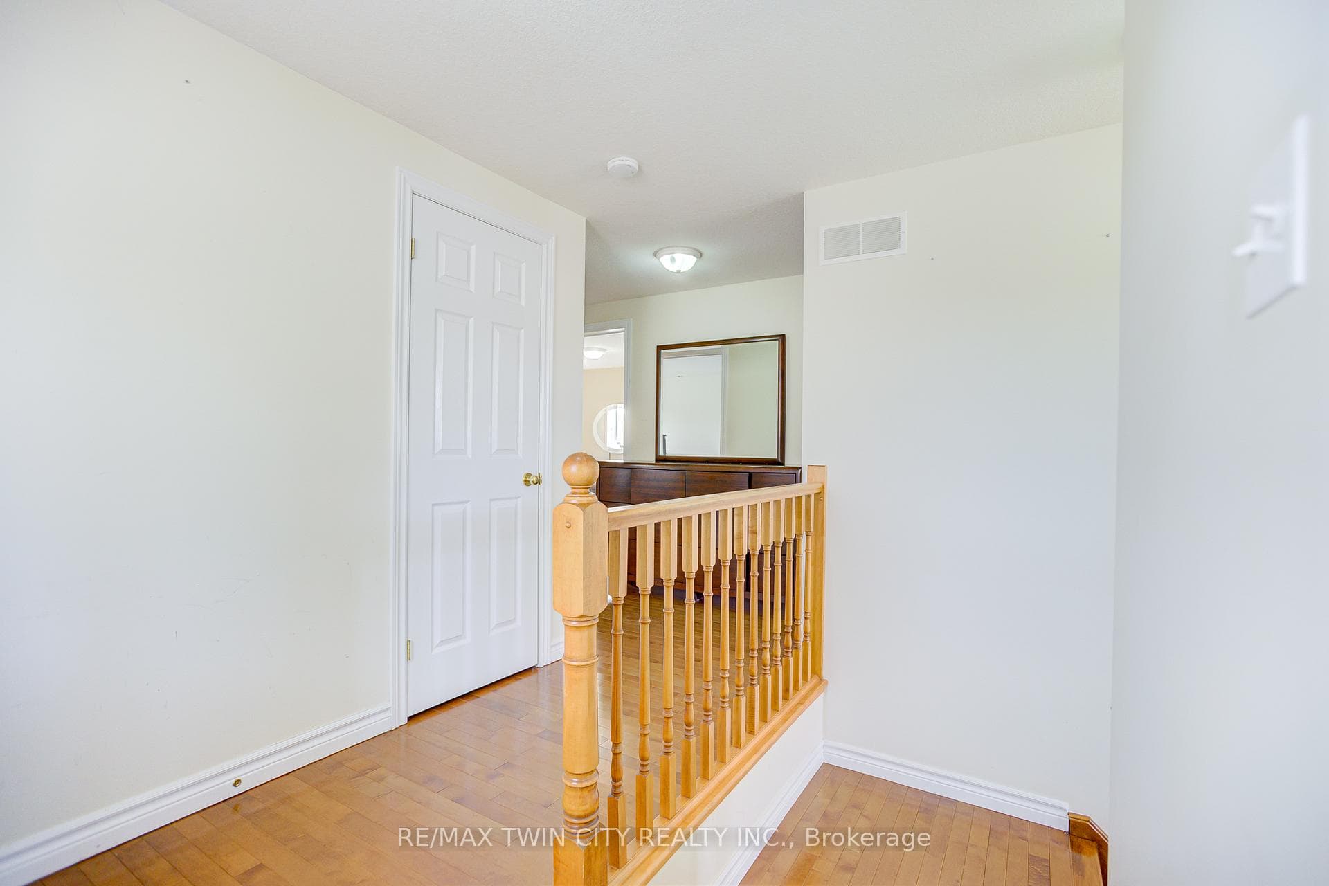 106 Country Clair Street photo 16