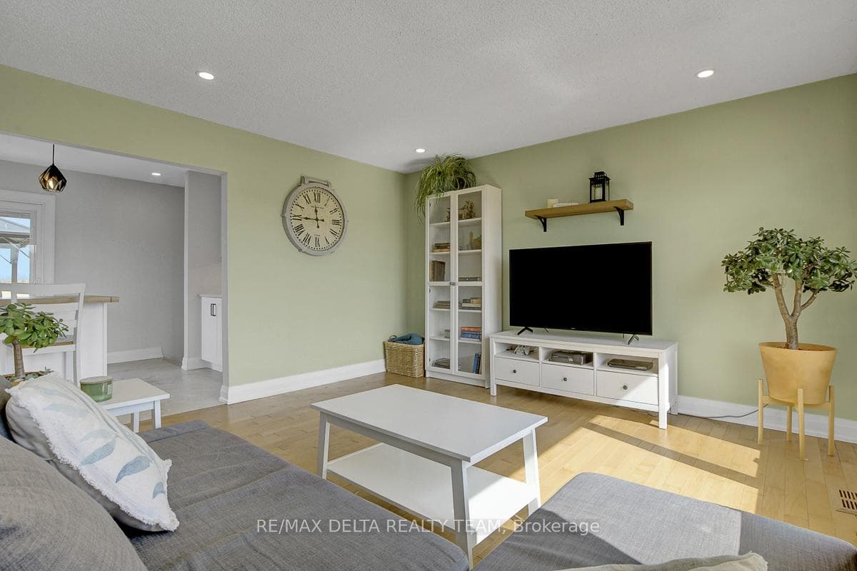 6591 Russell Road photo 9