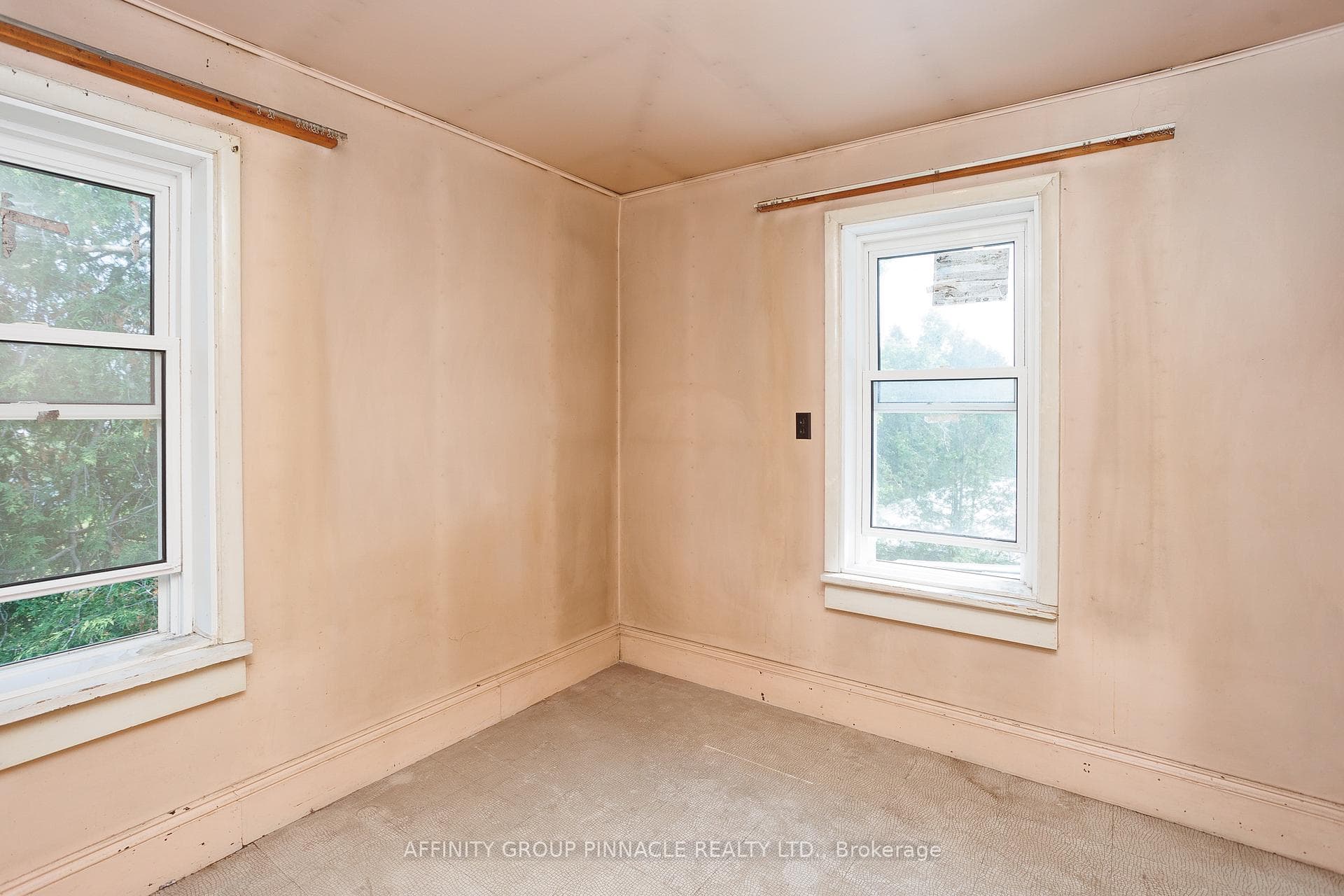 1850 Victoria Road photo 42